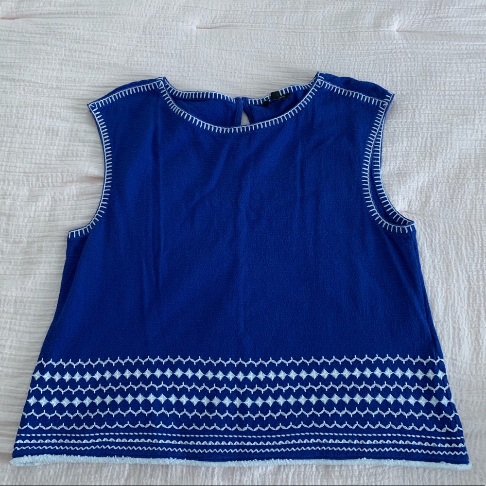 sleeveless detailed blue shirt